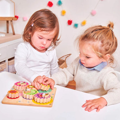 Een vrolijk en prachtig geïllustreerd houten bord van Le Toy Van met bijen en bloemen als thema - spelende kinderen