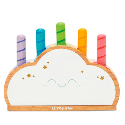 Een houten wolk van Le Toy Van met vijf kleurrijke regenboog pop-up sticks (in drie lengtes) en verborgen veren